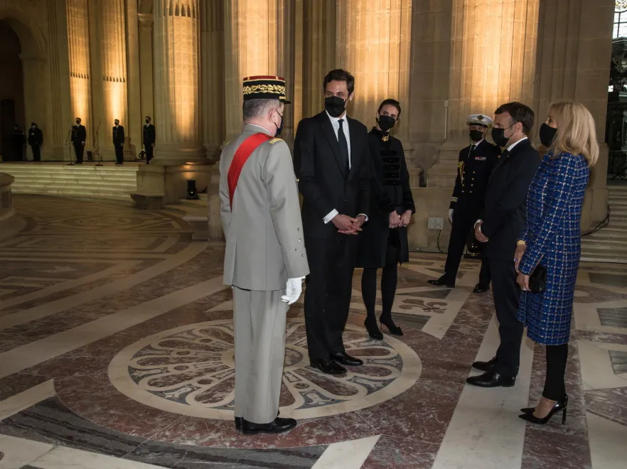 Mistrzowska kompozycja: Dawno niewidziana Brigitte Macron pokazała, jak strojem "zbudować" sylwetkę