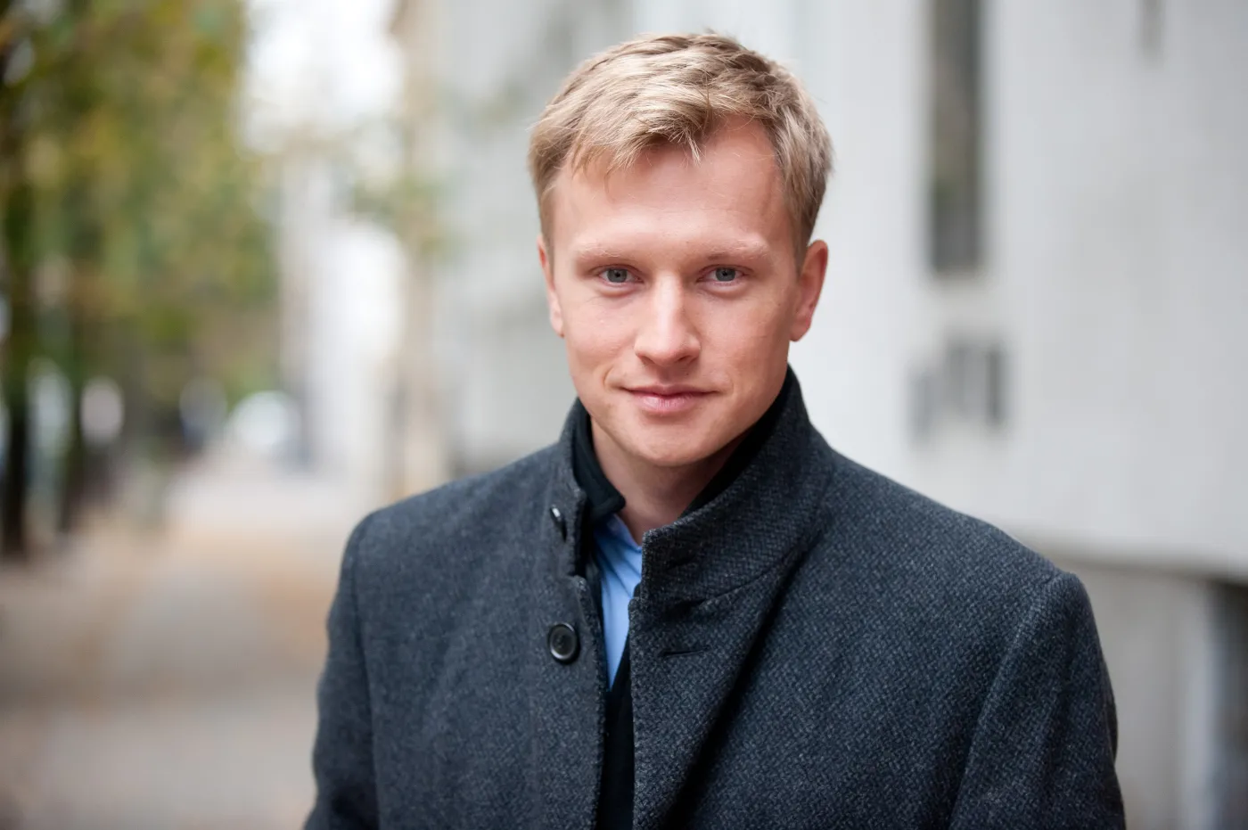 Kuba Wesołowski rowerem nad morzem