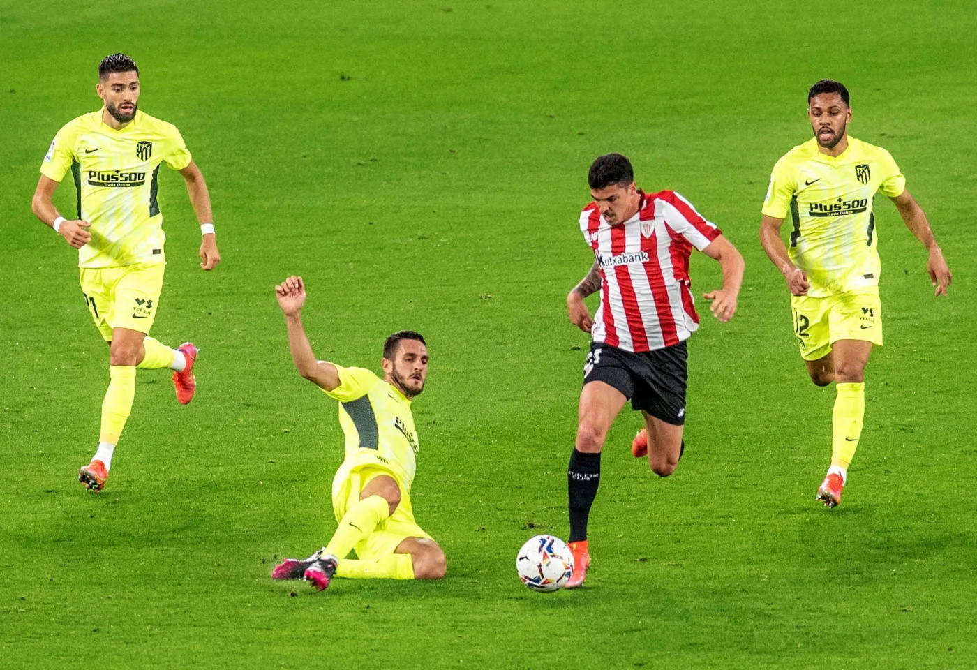 Atletico Madryt potknęło się w Bilbao. Skorzystała na tym Barcelona