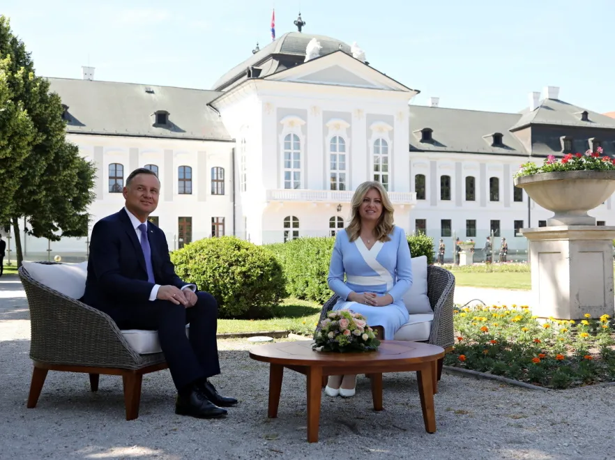 Baby blue na ciele i blond na głowie - w TAKIEJ stylizacji Zuzana Czaputova podejmowała Andrzeja Dudę