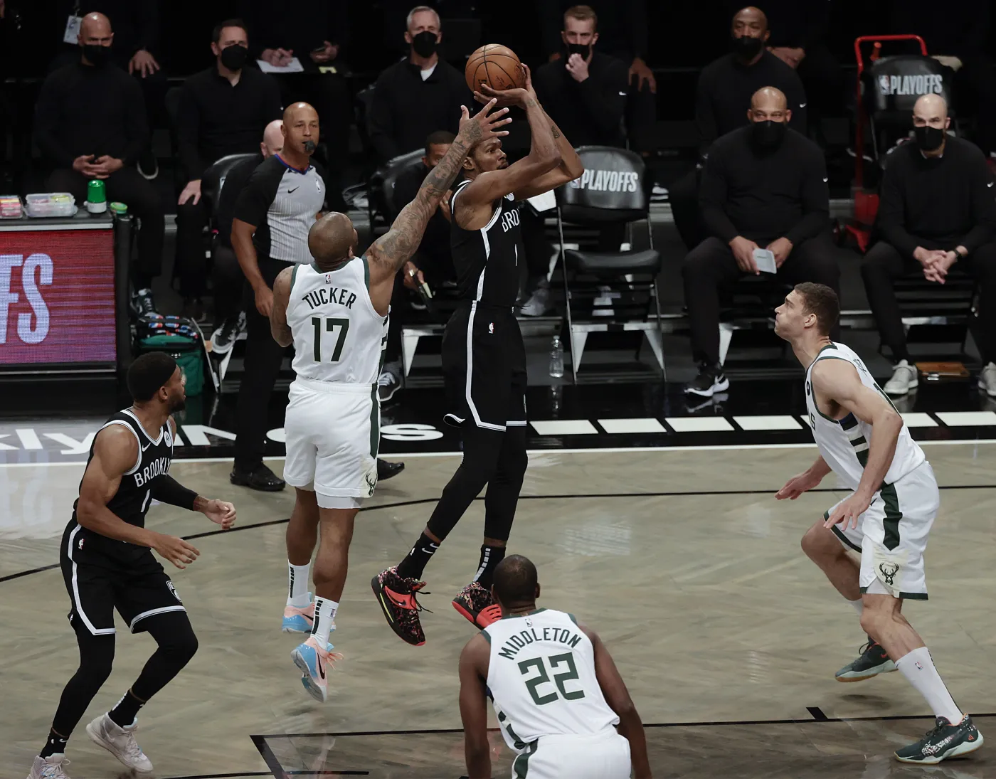 Durant nadepnął na linię. Do pokonania Bucks zabrakło centymetrów