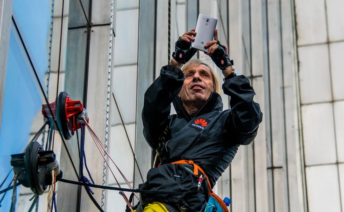 "Francuski Spider-Man" o przepustkach covidowych: To hańba!