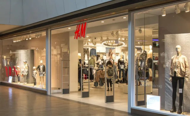 Na H&M wylała się fala krytyki za tę reklamę. Firma przeprasza