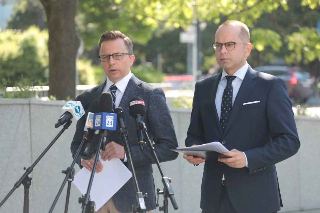 Starcie resortu zdrowia z politykami KO. "Panowie starają się lansować medialnie"