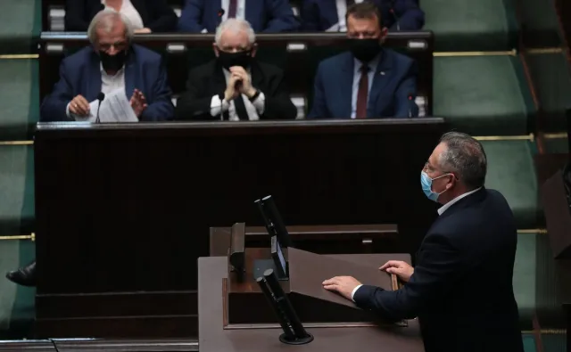 PiS i KO tracą. Sytuacja na granicy nie daje bonusu. SONDAŻ DGP I RMF FM