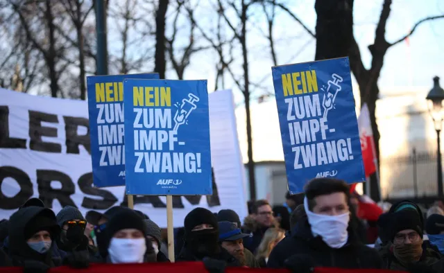 Żółte gwiazdy Dawida z napisem "niezaszczepiony" na demonstracjach koronasceptyków
