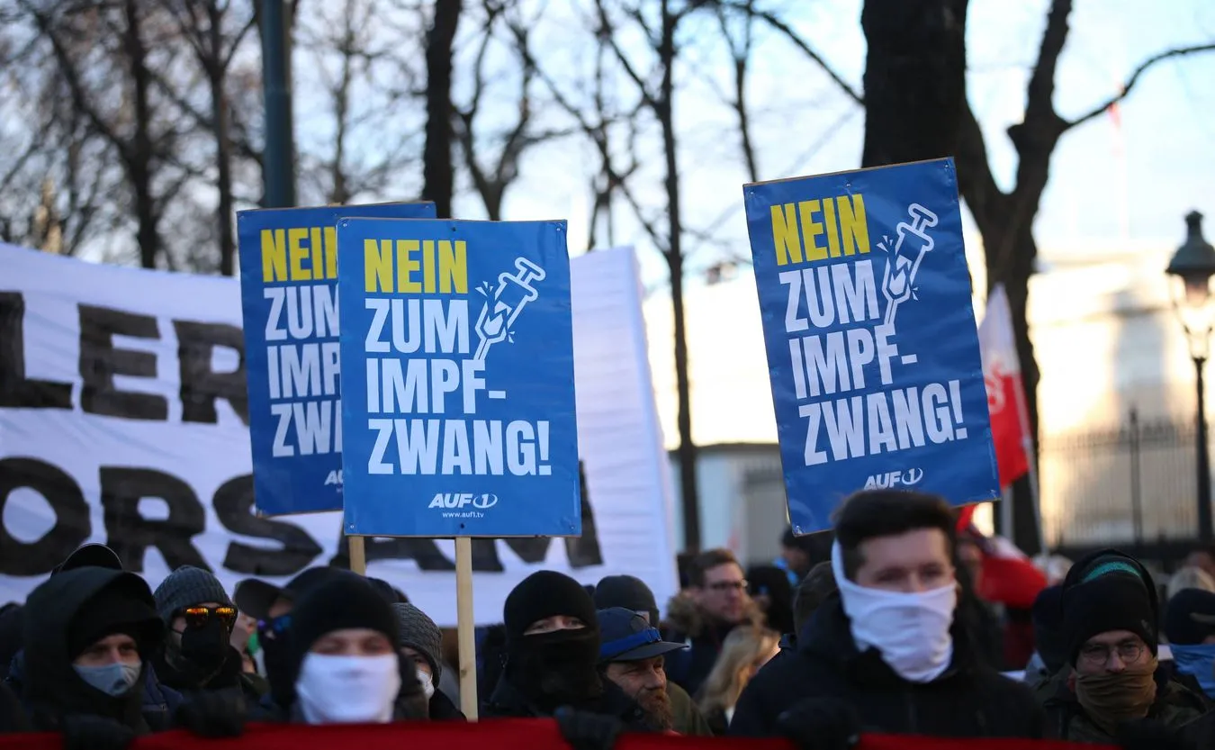 Żółte gwiazdy Dawida z napisem "niezaszczepiony" na demonstracjach koronasceptyków