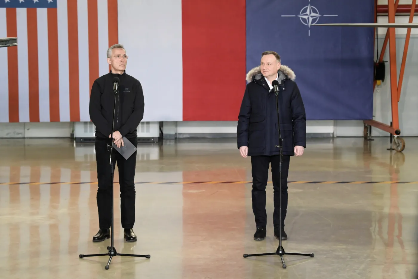 NATO udostępni Ukrainie lotniska i samoloty? Odpowiedź Dudy i Stoltenberga