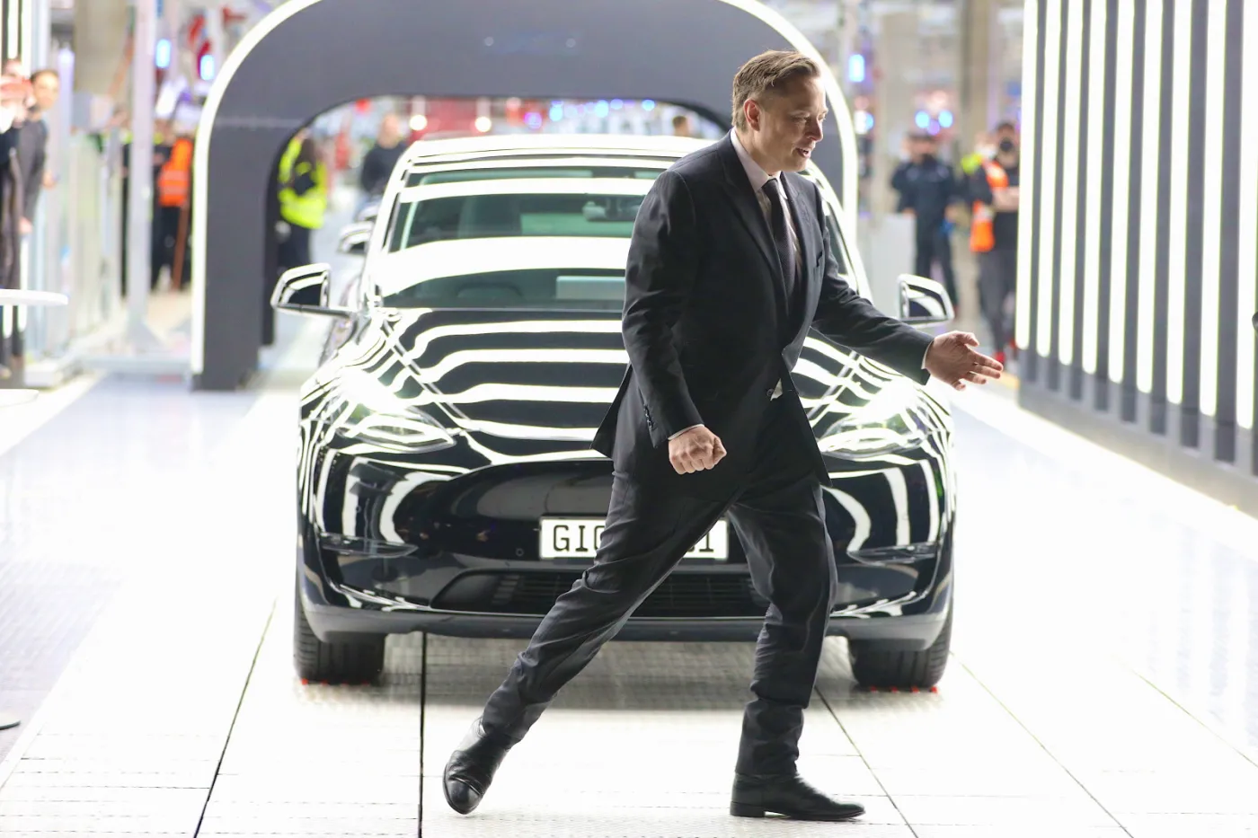Tesla już produkuje pod Berlinem. Za bramą protesty i ręce przyklejone do ziemi