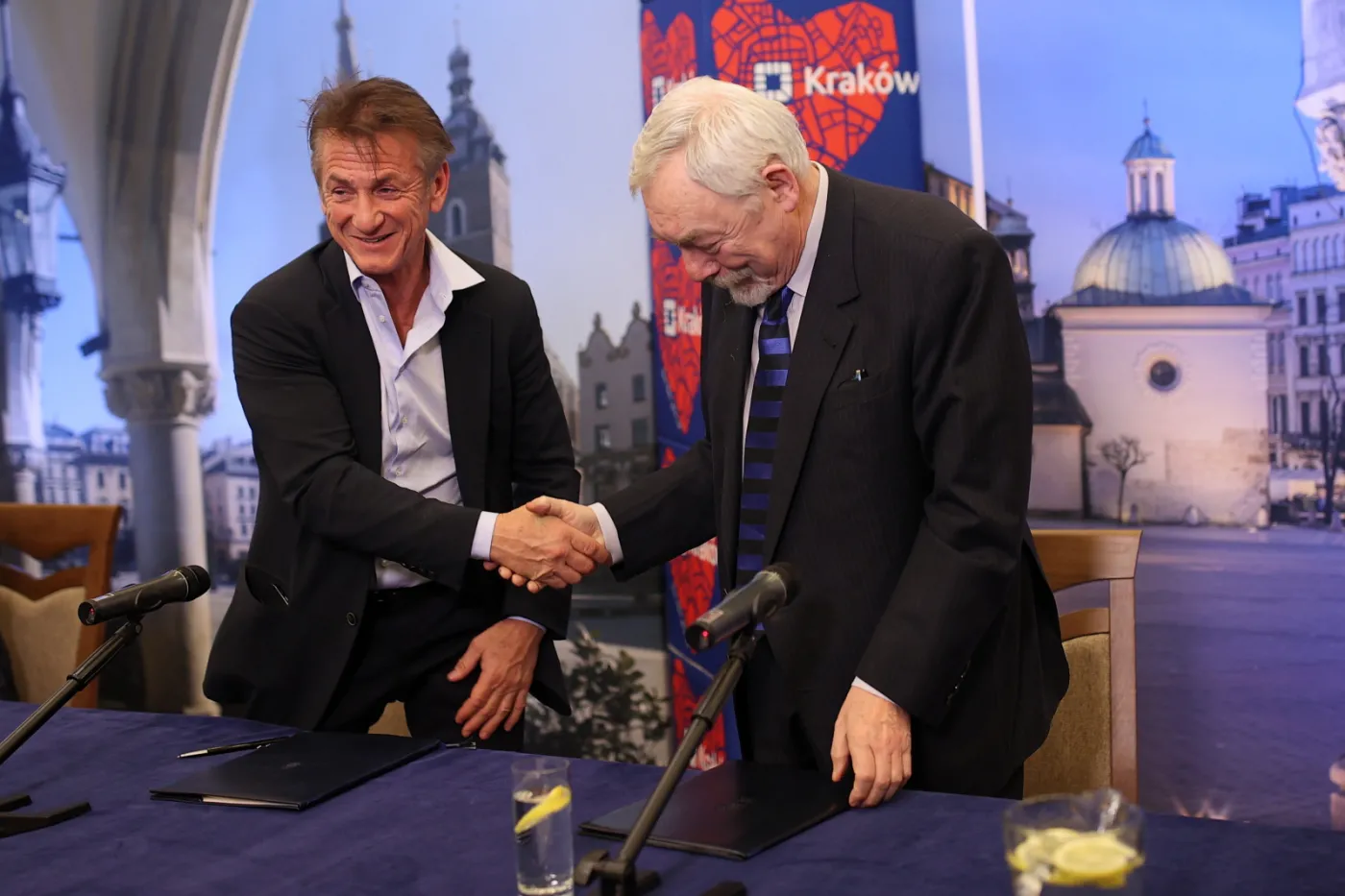 Sean Penn podpisał umowę z Krakowem. Odnowi pustostany dla uchodźców