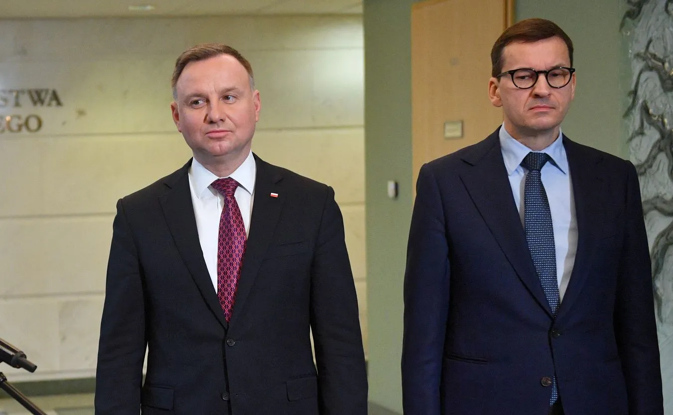 Większość Polaków negatywnie ocenia działania Morawieckiego i Dudy. SONDAŻ