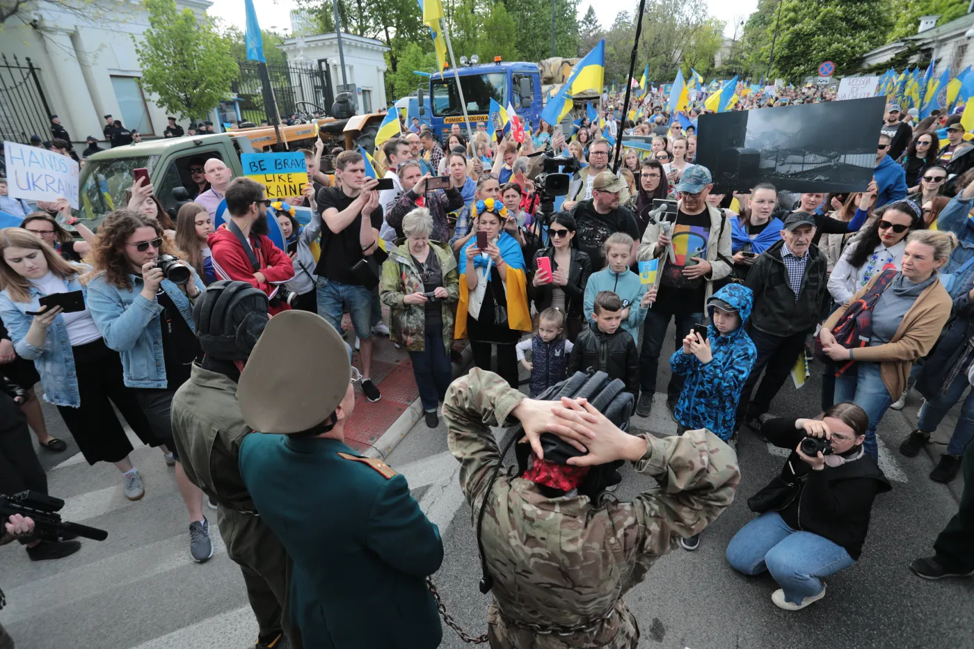 "Rossija, idi na ch...". Marsz antywojenny przeszedł przez Warszawę