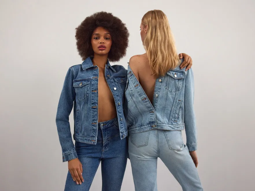 Denimu nigdy dość! Trendy na wiosnę i lato 2022