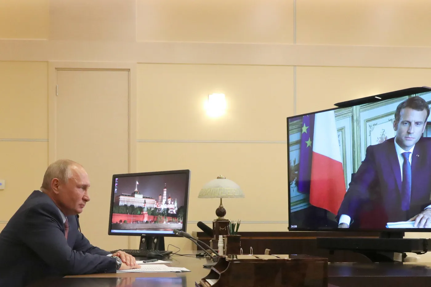 "Muszę kończyć, jestem na siłowni". Film ujawnia kulisy rozmów Macrona z Putinem