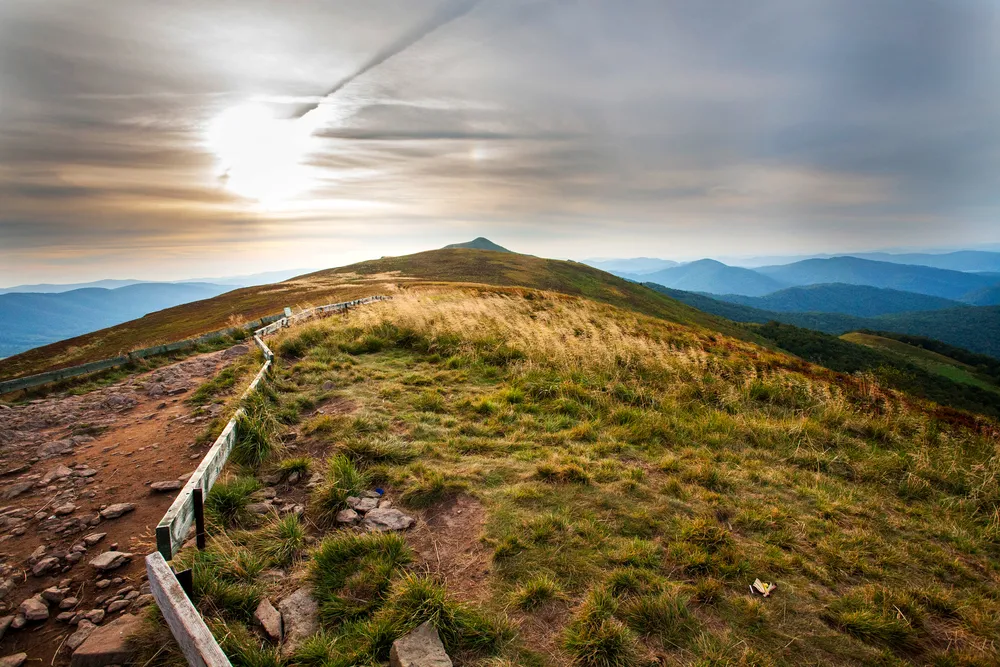 Błotniste i śliskie szlaki w Bieszczadach. GOPR ostrzega turystów