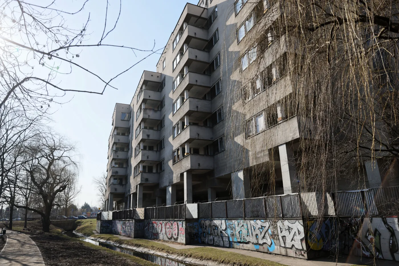 "Szpiegowo" i "Club 100" dla posiadaczy rosyjskich paszportów. "Prywatny folwark" Rosjan w Polsce