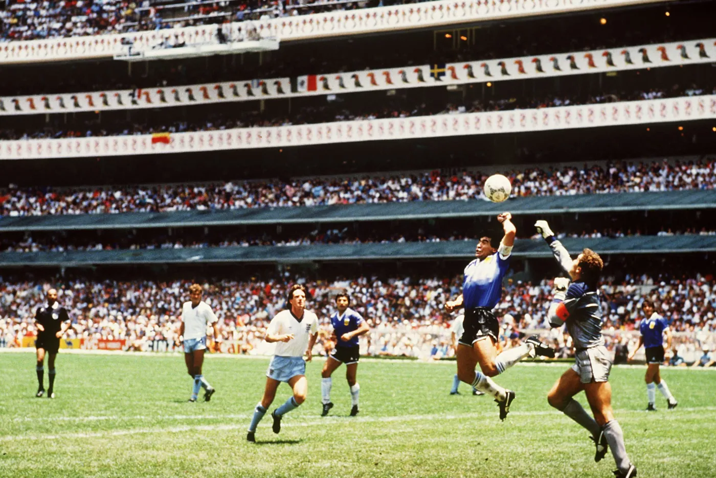 Piłka, którą gola ręką strzelił Maradona, trafiła na aukcję. Cena jest zawrotna [WIDEO]