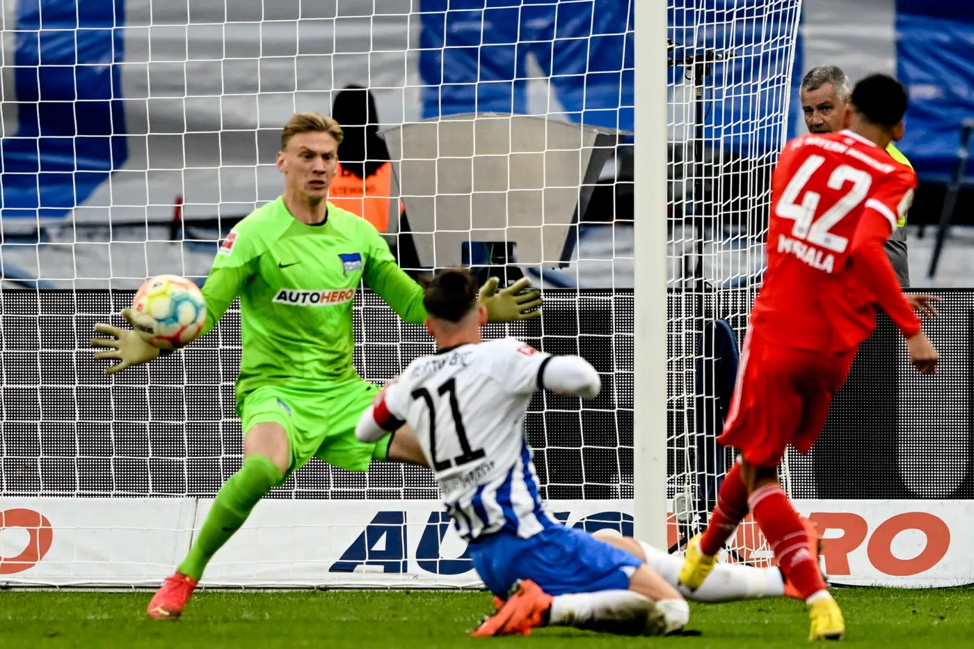 Bayern liderem, Gikiewicz wrócił do bramki, asysta Kamińskiego [WIDEO]
