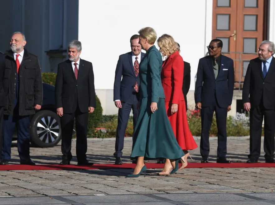 I jak tu nie porównywać...?! Prezydentowe Polski i Czarnogóry w bliźniaczych stylizacjach. FOTO