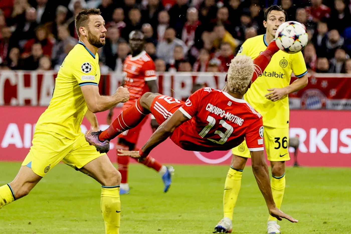 Awans Bayernu w wielkim stylu. Barcelona poradziła sobie bez Lewandowskiego [WIDEO]