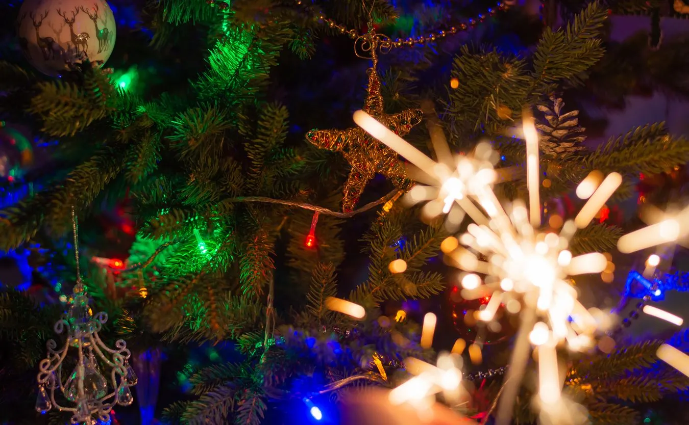 Kontrowersyjne dekoracje świąteczne w europejskich miastach. Odwrócone krzyże i rzeźby ze szkła