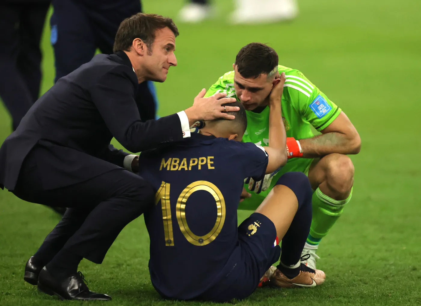 Prezydent Macron pocieszał płaczącego na murawie Mbappe