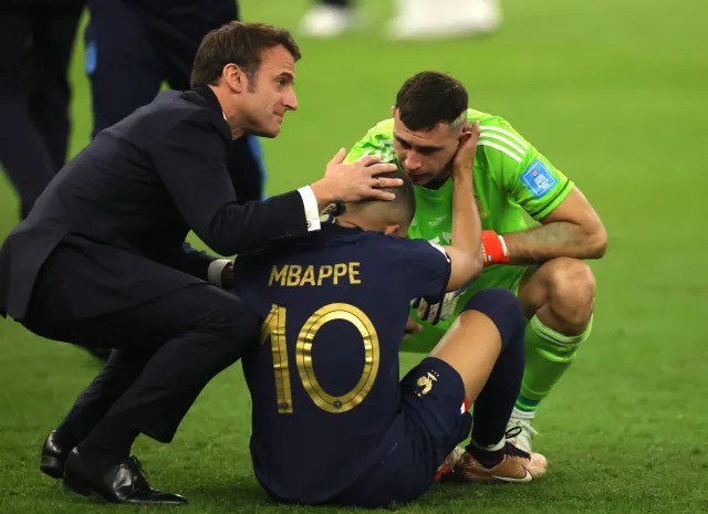 Prezydent Macron pocieszał płaczącego na murawie Mbappe