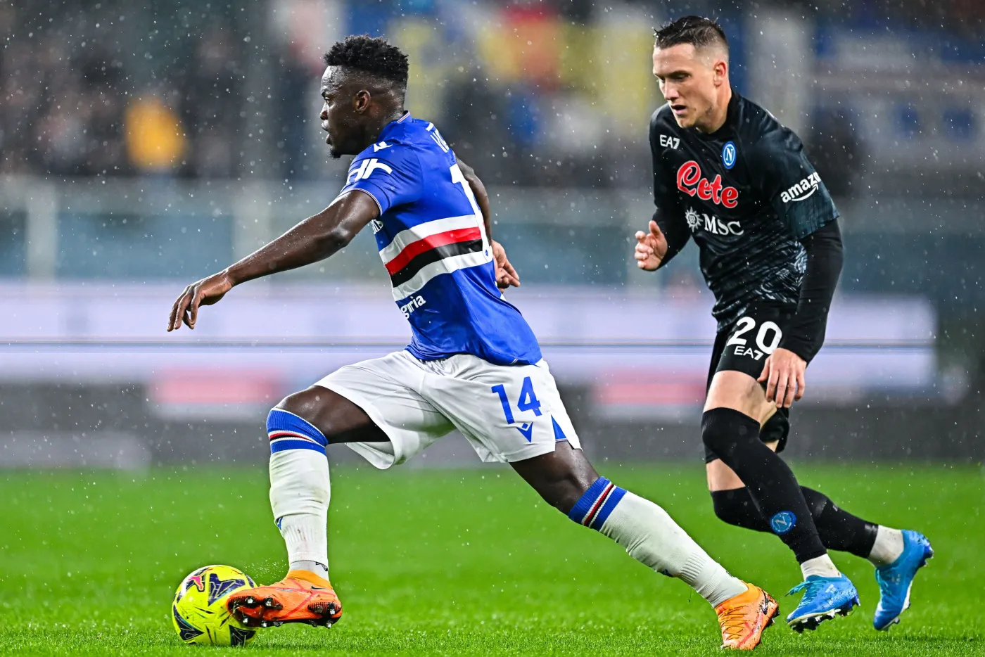 Napoli wróciło na zwycięską ścieżkę. Lazio w końcówce straciło dwa gole i dwa punkty [WIDEO]