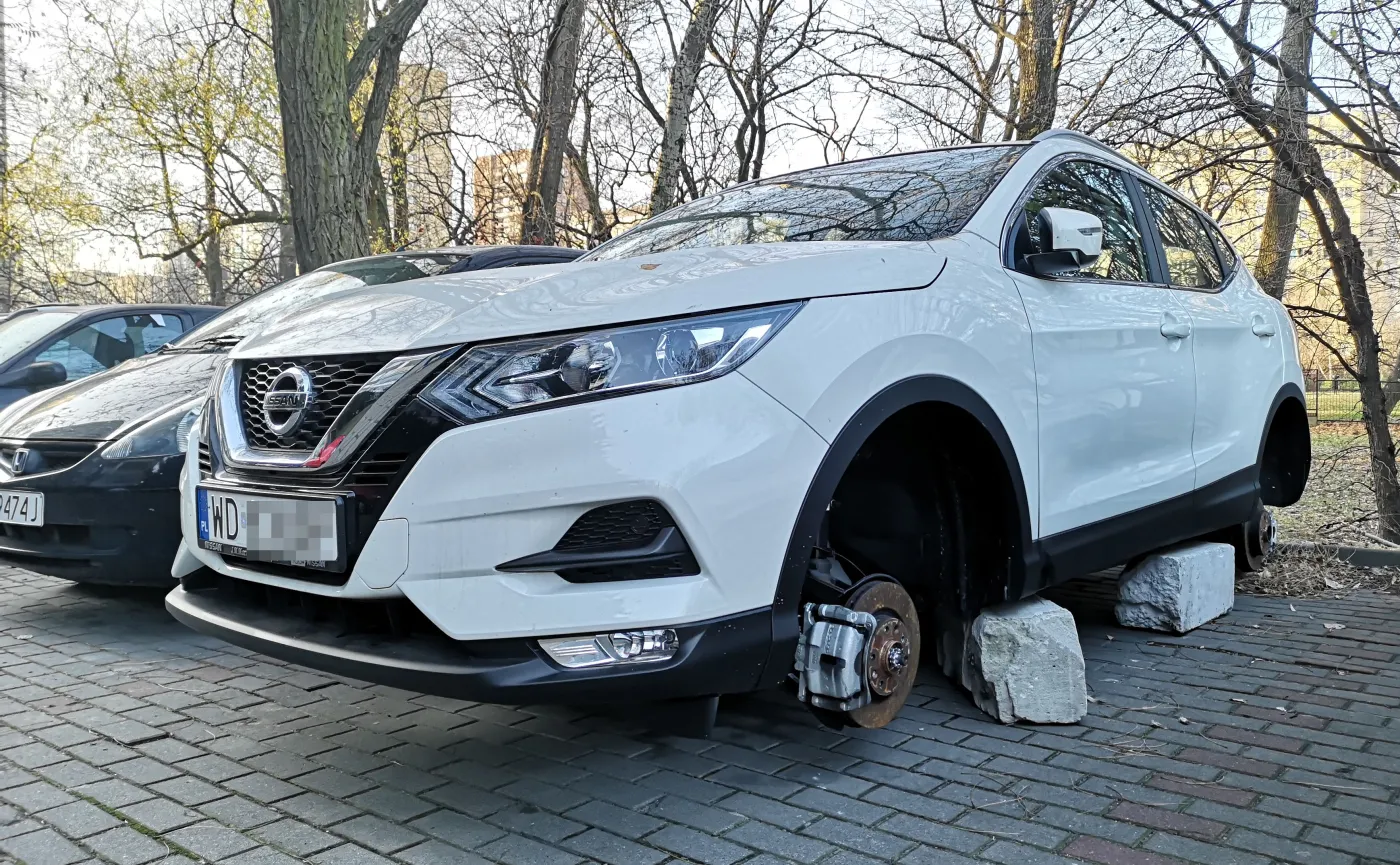 Złodzieje kradną koła samochodów