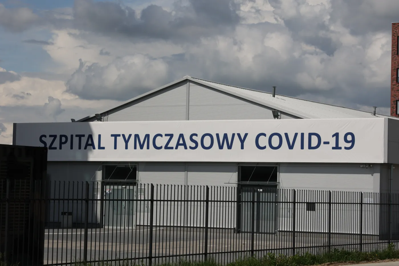 NIK skontrolował szpital tymczasowy we Wrocławiu. Wojewoda odpiera zarzuty: Odnieśli się do cennika na normalny czas