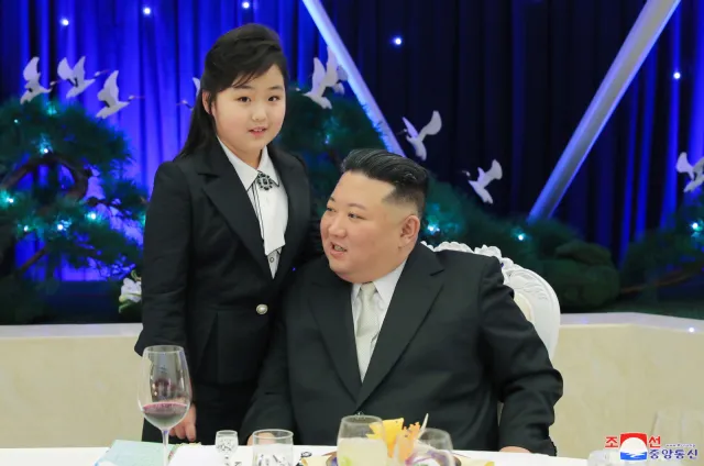 Kim Dzong Un pokazał się z córką. Już nie "ukochana", za to "szanowana"