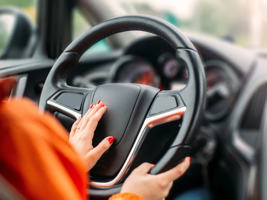 Instytut Transportu Samochodowego zbadał, jakimi kierowcami są dziś kobiety. Panie mogą być dumne...