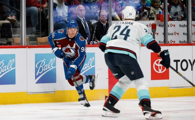 Liga NHL . Obrońcy tytułu wyrównali stan rywalizacji, Rangers znowu lepsi w derbach