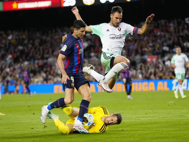 Barcelona męczyła się z grającą w "10" Osasuną. Lewandowski miał udział przy golu [WIDEO]