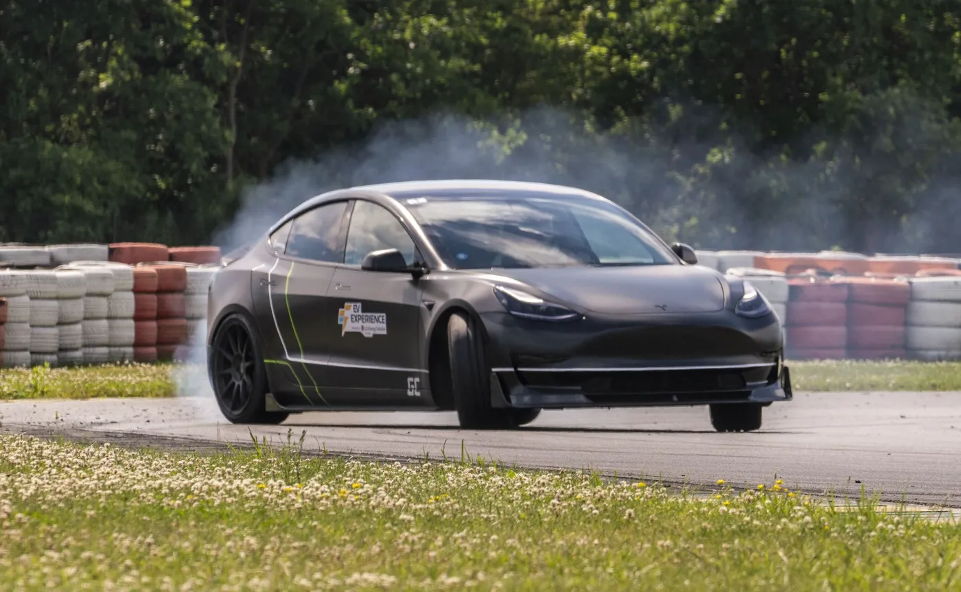 EV Experience i driftująca Tesla