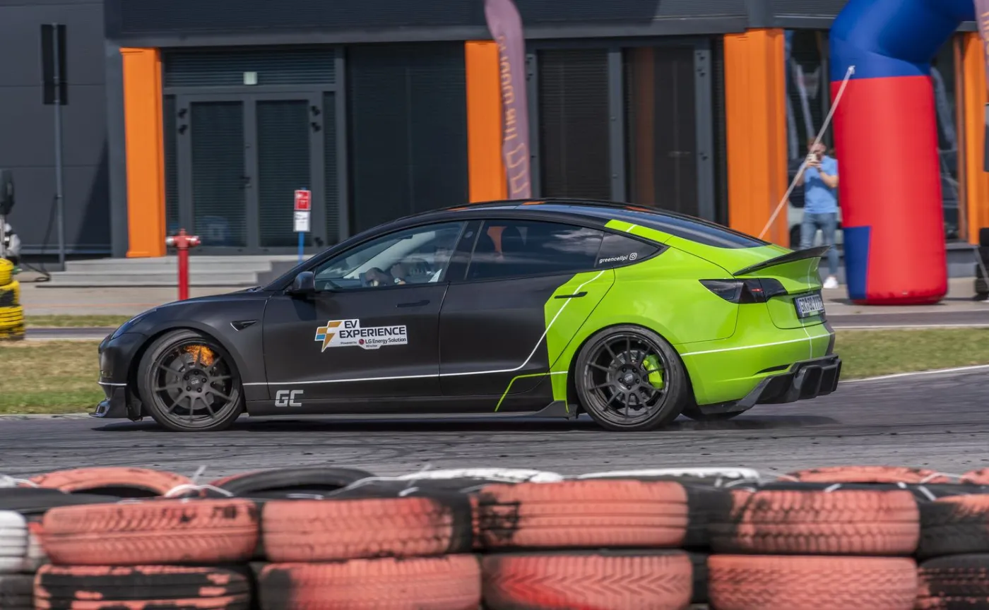 EV Experience i driftująca Tesla
