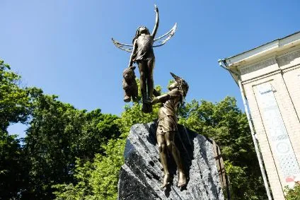 Poruszający monument odsłonięty w Charkowie. "Niech stanie się wiecznym przypomnieniem"