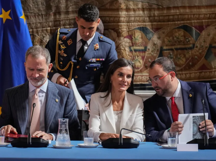 Trudno byłoby lepiej nosić letni biały total look. Królowa Letycja zadała szyku na spotkaniu z Madrycie [FOTO]