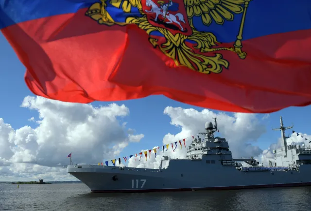 Okręt desantowy Piotr Morgunow opuścił bazę w Noworosyjsku. W tle atak na Most Krymski