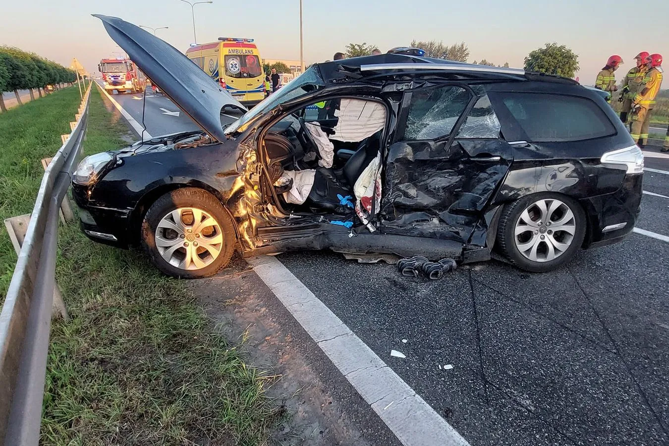 Zderzenie samochodu z karetką w Gnieźnie. Wśród poszkodowanych są dzieci
