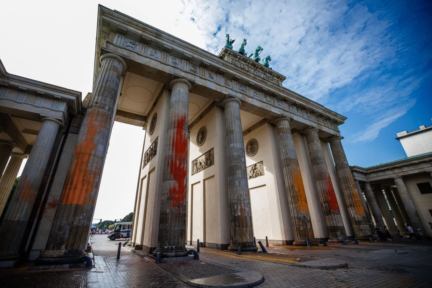 Aktywiści z grupy "Last Generation" zniszczyli Bramę Brandenburską [ZDJĘCIA]