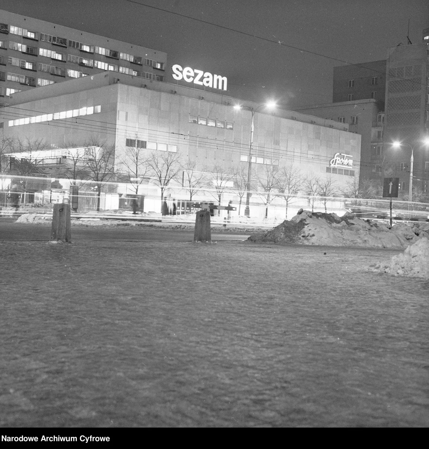 dom-handlowy-sezam-w-warszawie-37932375.jpg