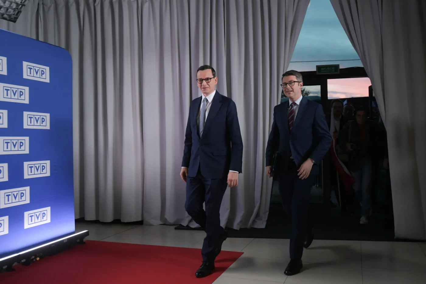 Debata wyborcza TVP. Padło pytanie o wiek emerytalny. Morawiecki przyniósł do studia "prezent" dla Tuska