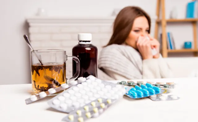 Czym nie popijać leków? Te napoje mogą zmienić ich działanie