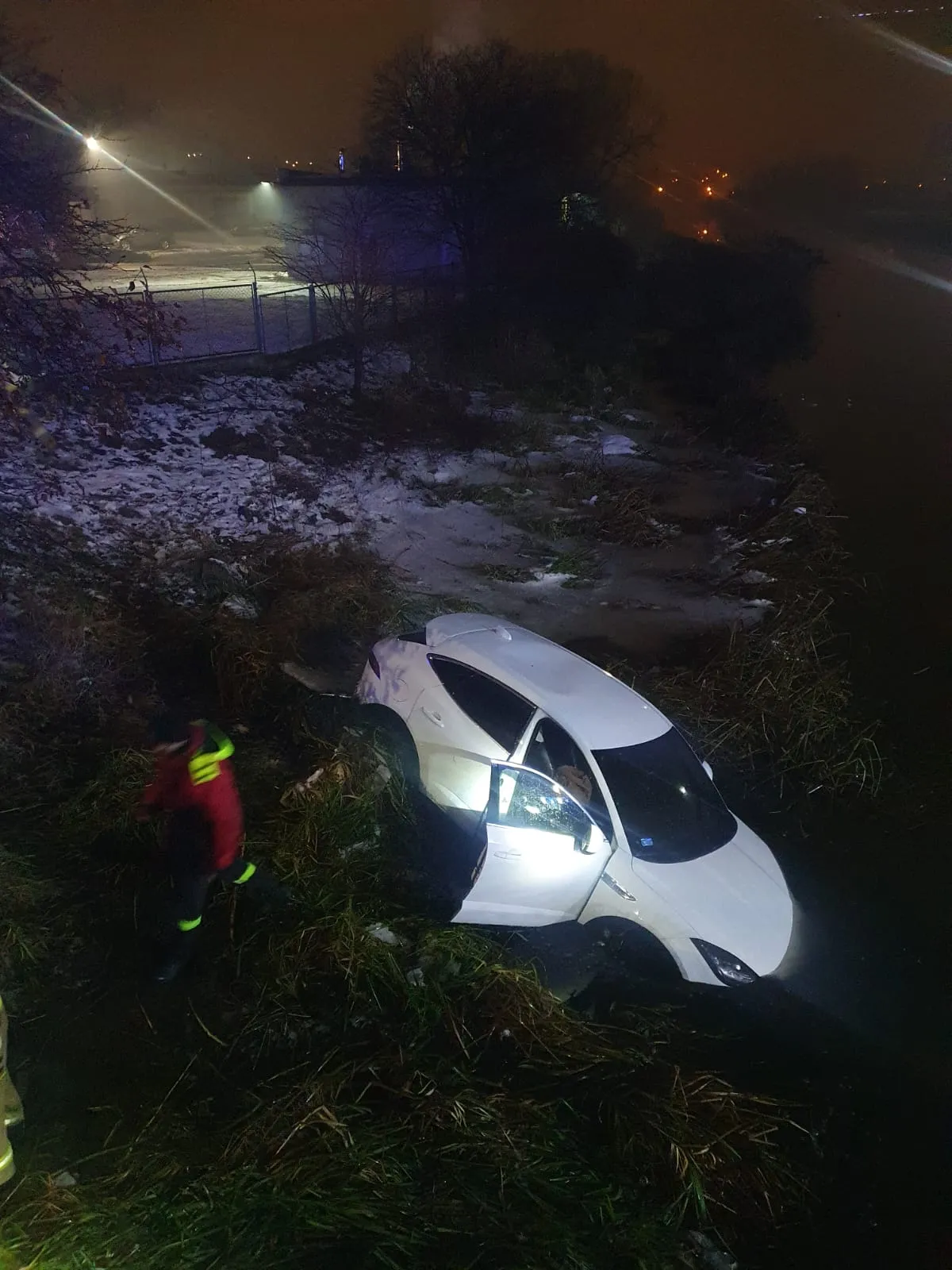 Służby wyciągnęły samochód z rzeki