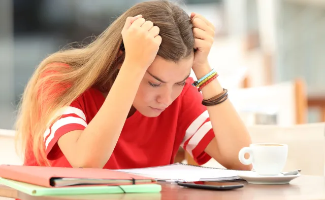 ZNP atakuje MEN: Nauczyciele muszą udzielać uczniom pomocy psychologicznej niezgodnie z prawem