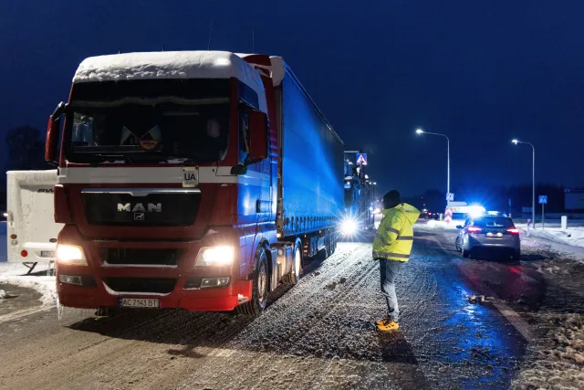 600 tirów w 16-km kolejce. Czas oczekiwania na odprawę przez granicę z Ukrainą wynosi pięć dni
