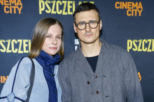 Kacperek z "Rodzinki.pl", Mateusz Damięcki z żoną. Gwiazdy brylują na kolejnej premierze [FOTO]