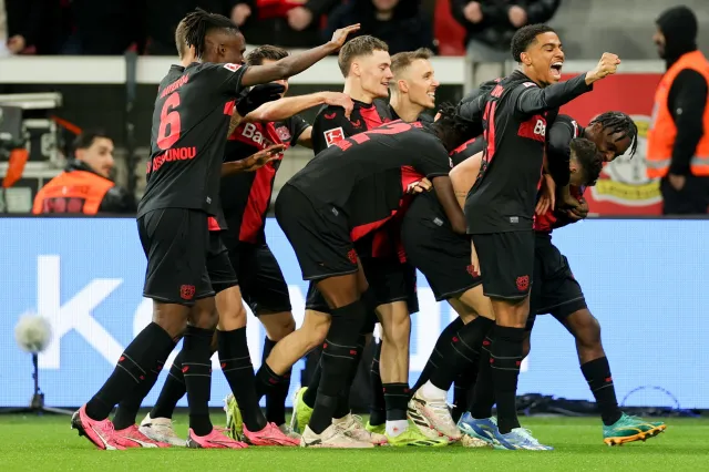 Dziurawe ręce bramkarza FSV Mainz. Bayer wygrał po jego fatalnym błędzie [WIDEO]