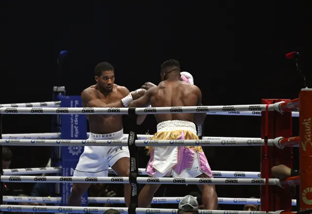 Anthony Joshua  zmasakrował Francisa Ngannou. Brutalny nokaut w 2. rundzie